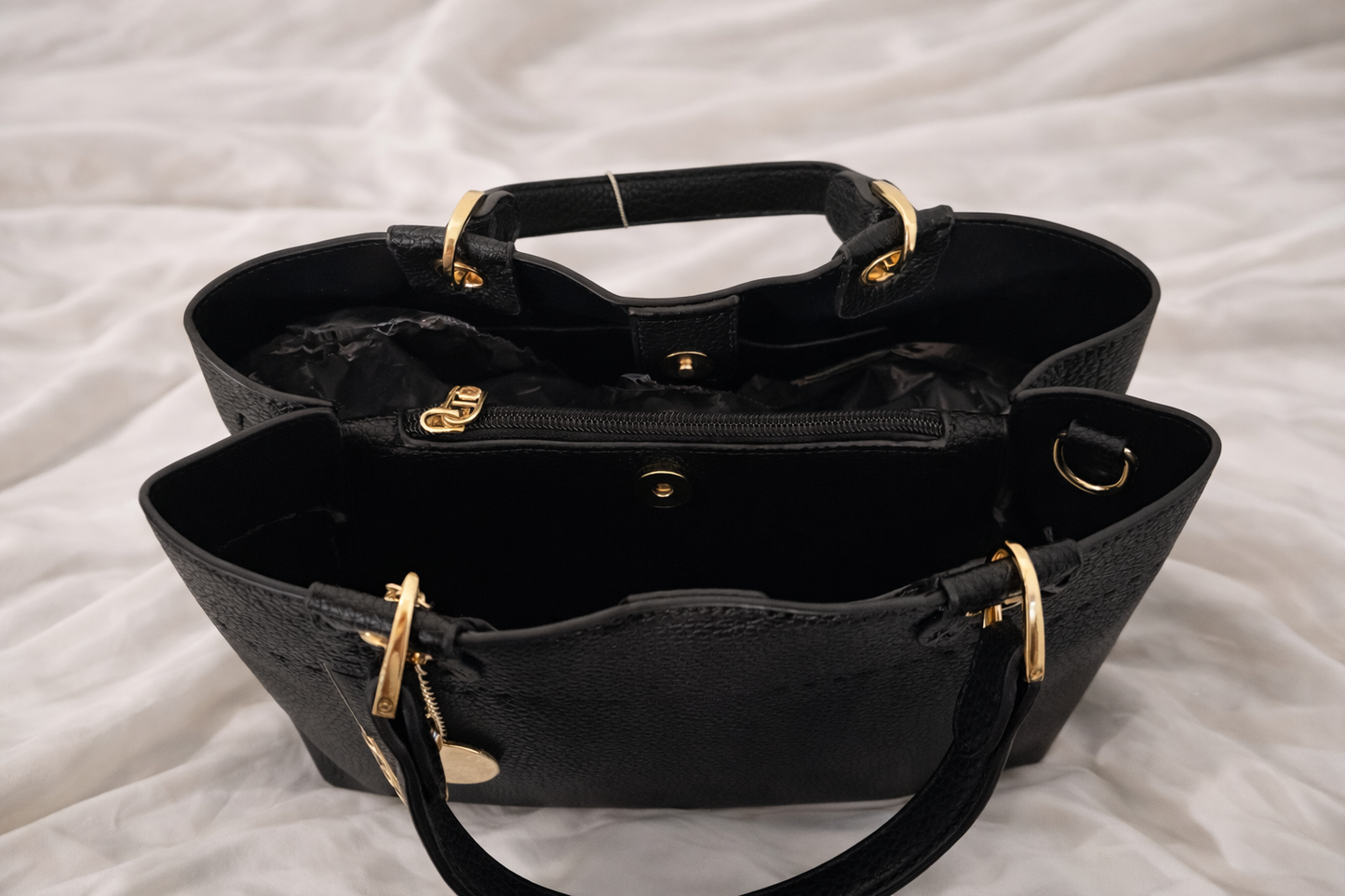 Evy P Luxe Zwarte Handtas met Lange Schouderriem