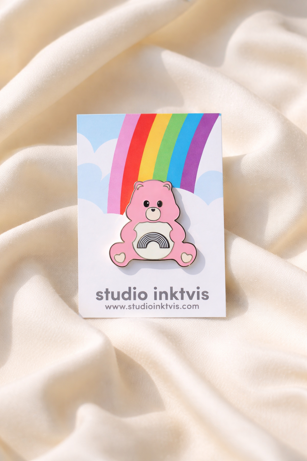 Care Bears Enamel Pin – Roze Beer met Regenboog