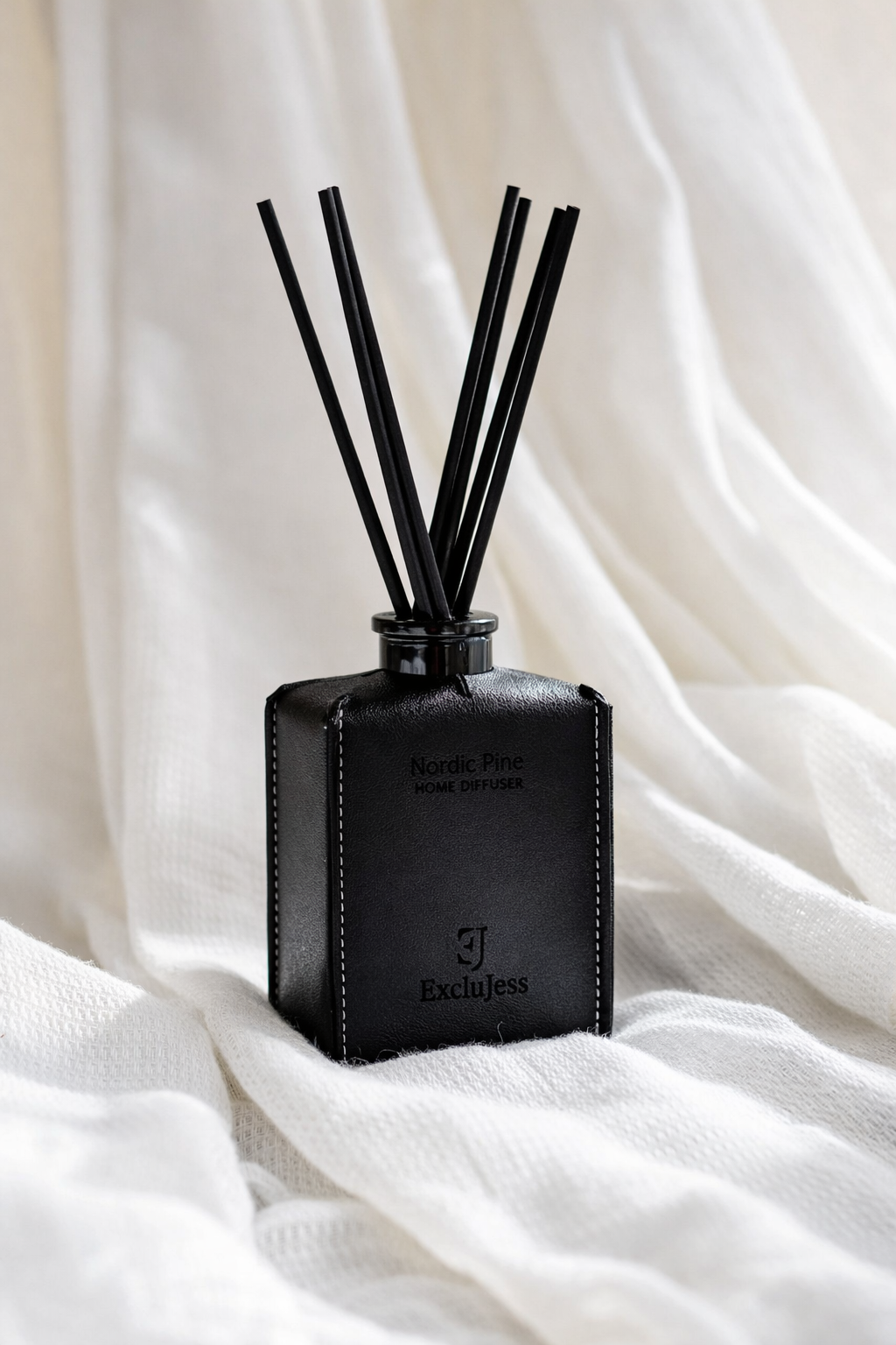 ExcluJess Nordic Pine – Luxe Geurdiffuser met Zwart Lederen Omhulsel