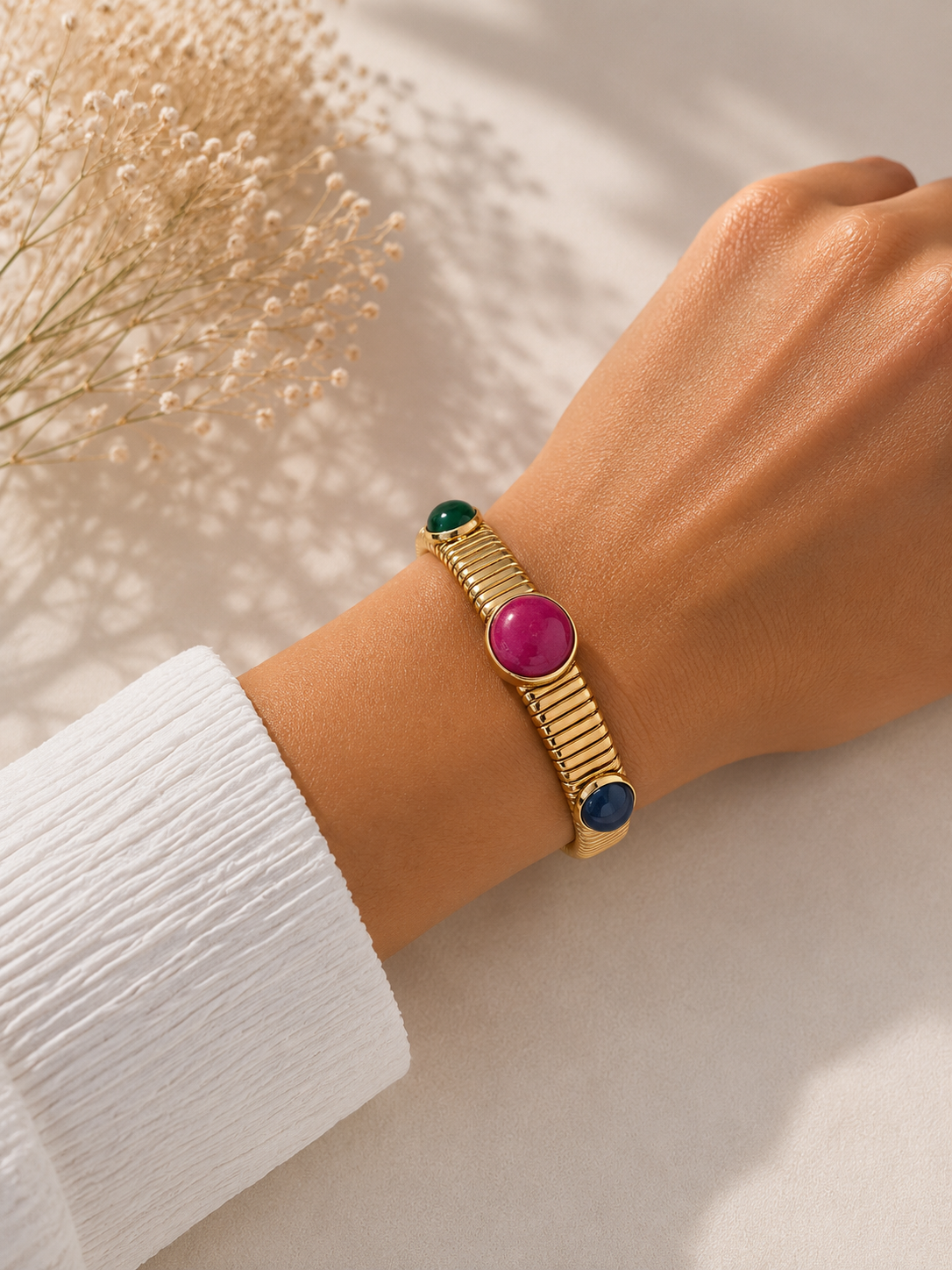 Goudkleurige Armband met Kleurrijke Natuurstenen