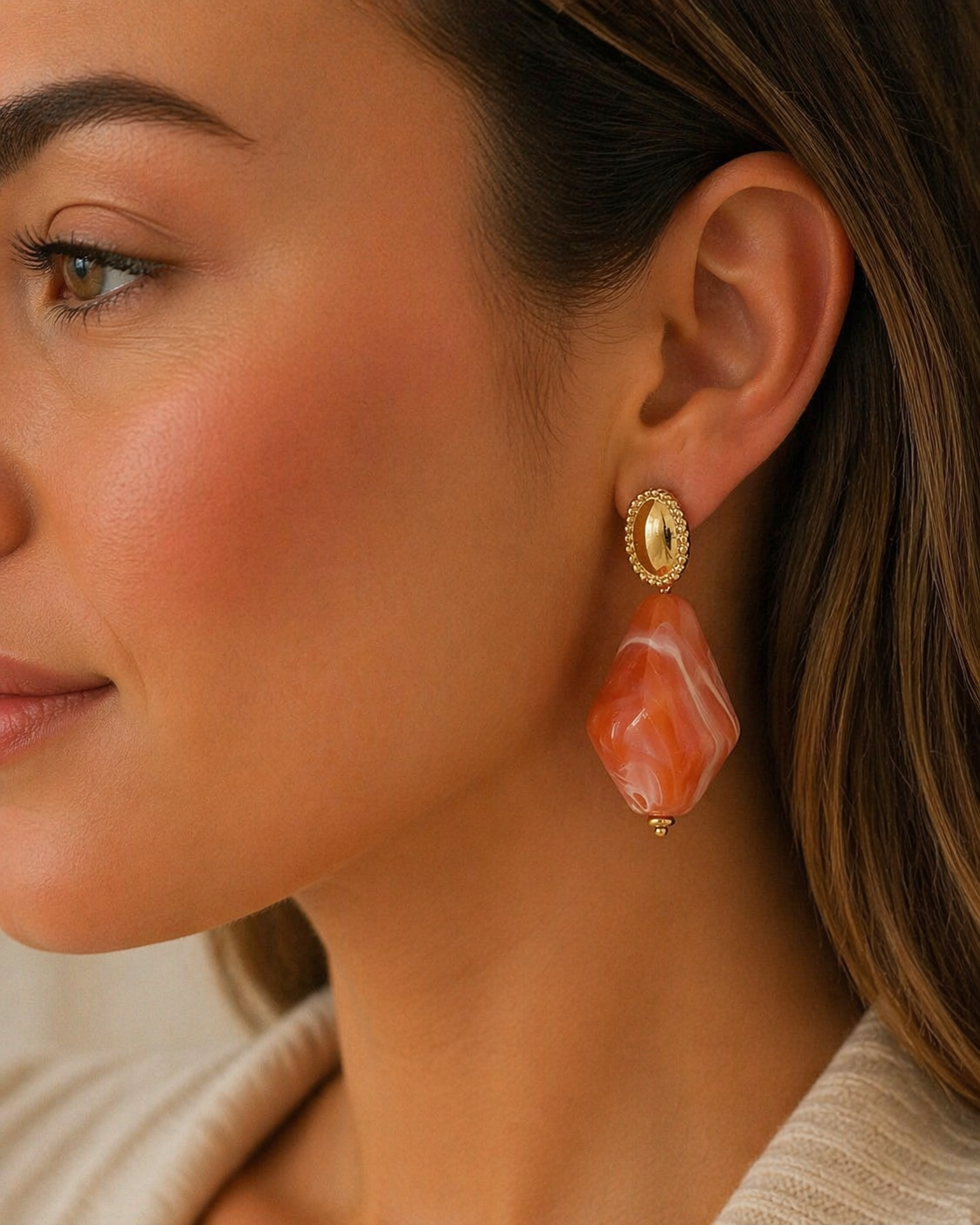 Statement oorbellen – marmerlook perzik 🧡