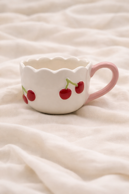 Keramische Mok met Kersjes – Scallop Rand & Roze Oor