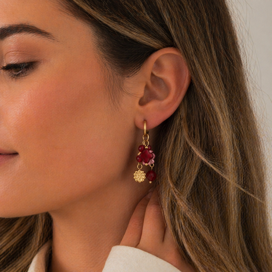 Gouden Oorbellen met Rode Bedeltjes – Flower & Beads ❤️🌸