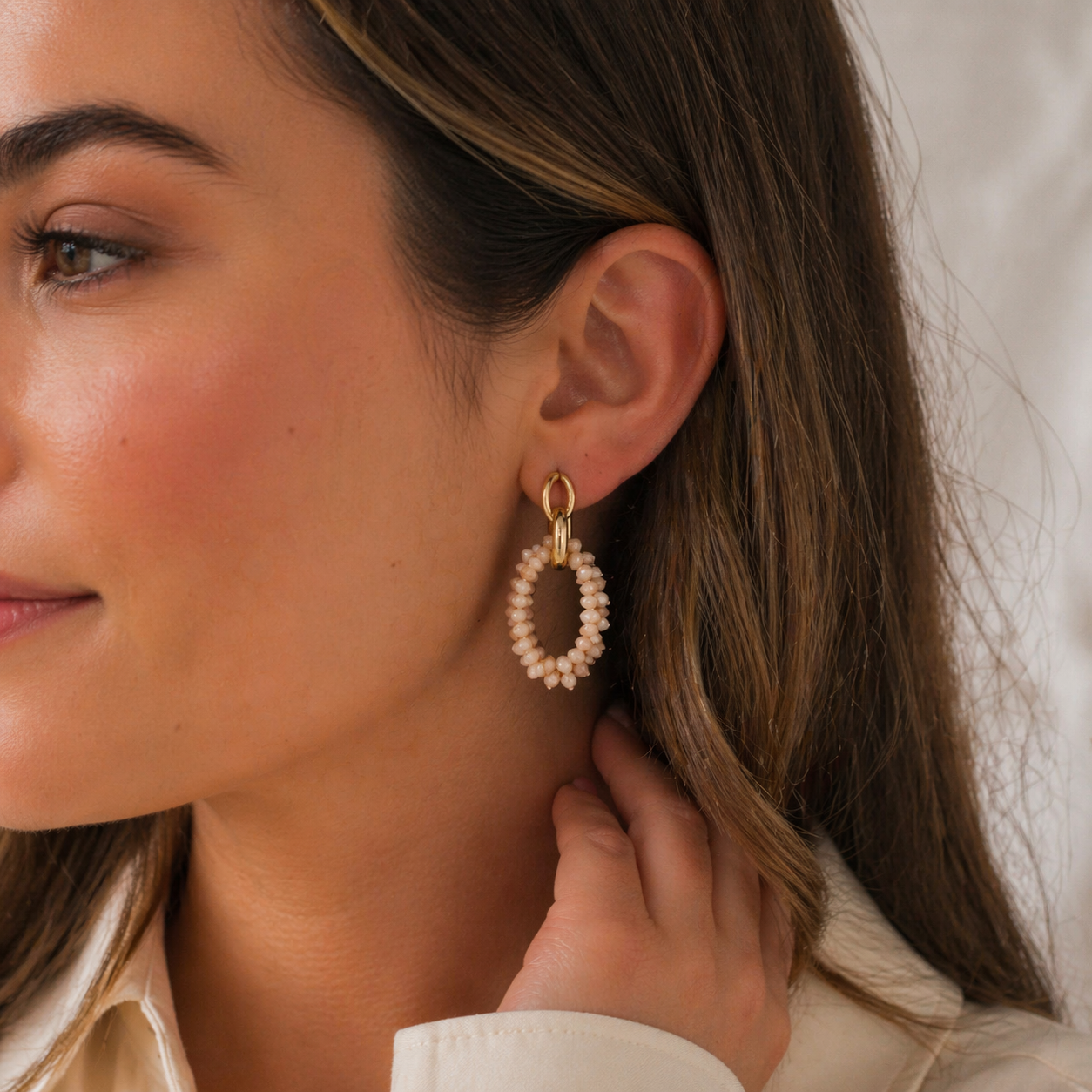 Gouden Oorbellen met Beige Kralen – Soft Elegance 🤍✨