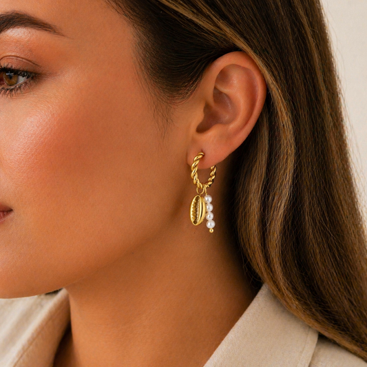 Gouden hoops met schelp & parels – beachy vibes all the way 🐚✨