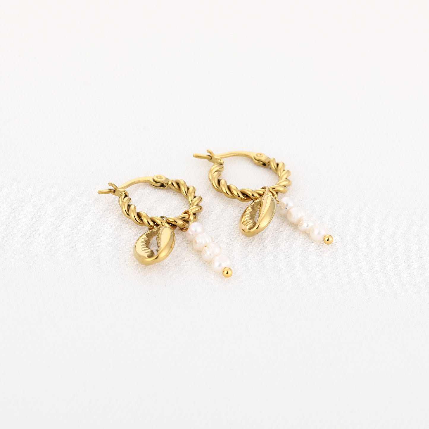 Gouden hoops met schelp & parels – beachy vibes all the way 🐚✨