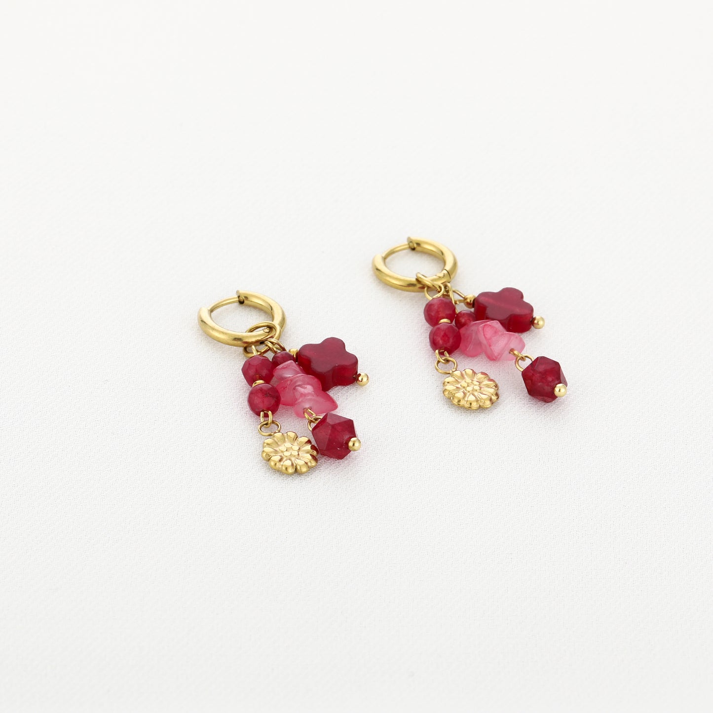 Gouden Oorbellen met Rode Bedeltjes – Flower & Beads ❤️🌸