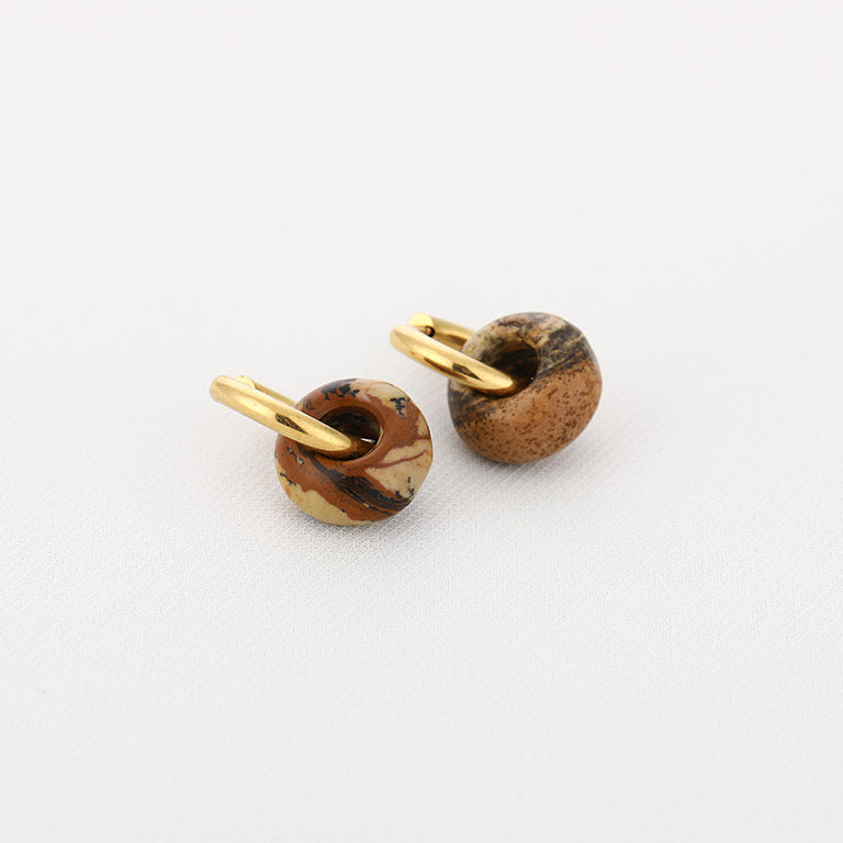 Gouden hoops met houten kraal – Bruin/Beige 🤎✨
